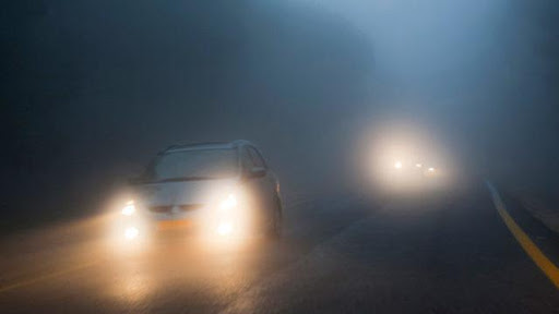 Sử dụng đèn chiếu gần khi đi đường nhiều sương mù