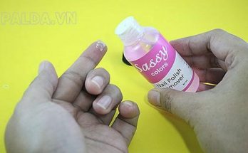 sử dụng nước rửa móng tay có thể giúp bạn sử lý khi bị kéo dính
