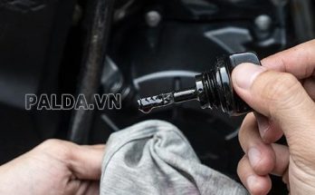 nếu lượng dầu trong xe còn quá ít hay quá bẩn bạn nên thay dầu