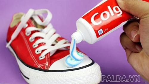 làm sạch giày bằng kem đánh răng