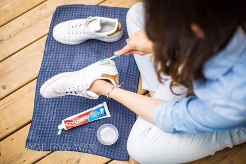 Làm sạch đế giày bằng kem đánh răng