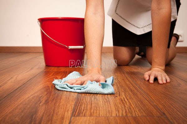 Sử dụng giẻ khô để lau nhà