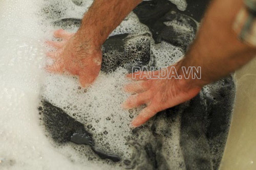 Cách giặt thảm lông cừu theo phương pháp truyền thống khá tốn thời gian, công sức