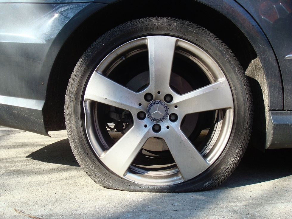 Ô tô xịt lốp là một trong những tình trạng thường gặp khi tham gia giao thông