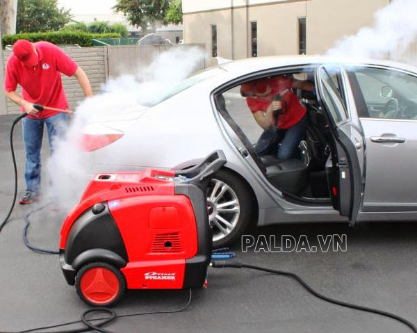 Vệ sinh ô tô bằng thiết bị rửa xe hơi nước nóng