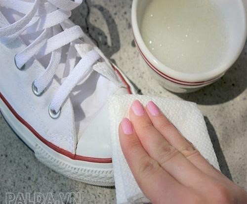 sử dụng các dung dịch để có làm trắng giày