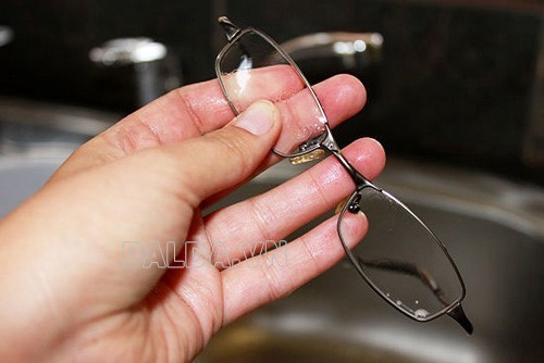 cách làm tan keo 502 dính trên kính