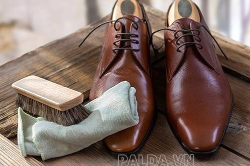 Làm sạch giày da một cách đơn giản tại nhà