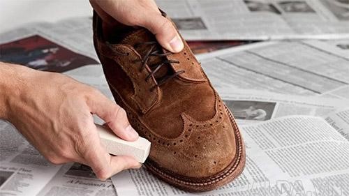 Sử dụng cục tẩy để làm sạch vết bẩn trên giày da lộn