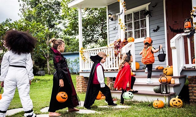 Trick or Treat là một phong tục cho trẻ em vào đêm Halloween