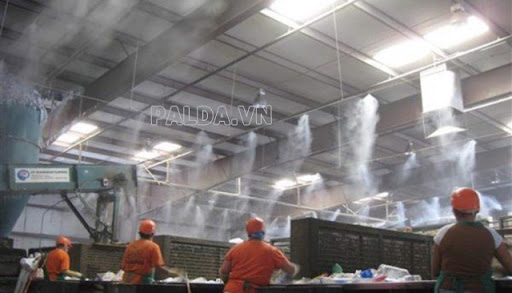 Hệ thống phun sương được lắp đặt  trong nhà xưởng