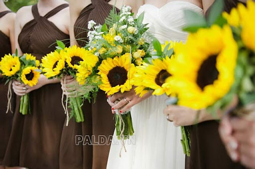 Những bó hoa hướng dương xinh đẹp trong ngày cưới