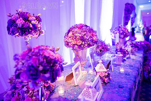 Nhiều loại hoa màu tím được dùng để trang trí đám cưới