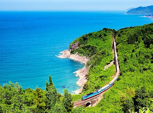 Đi tàu qua đèo Hải Vân là một trải nghiệm tuyệt vời, rất đáng để thử