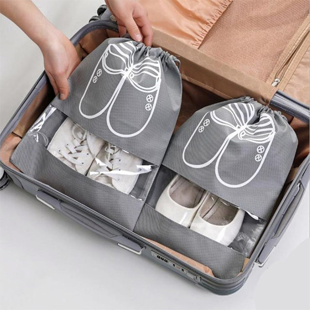 Giày dép nên chọn những loại có thiết kế đơn giản, dễ dàng phối đồ với nhiều phong cách