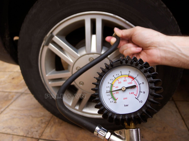 Bơm áp suất lốp xe ô tô là bao nhiêu chuẩn?