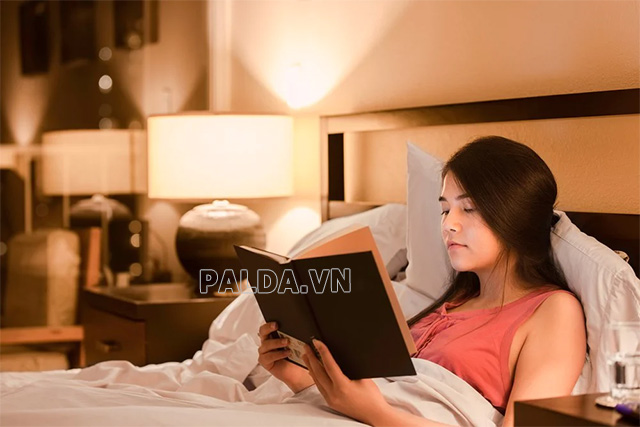 Tập thói quen đọc sách báo giấy trước khi ngủ