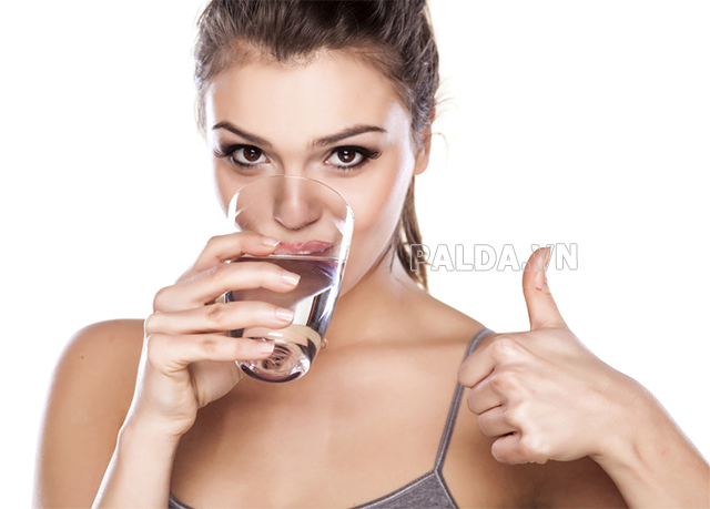 Uống nhiều nước để hỗ trợ chuyển hóa chất béo
