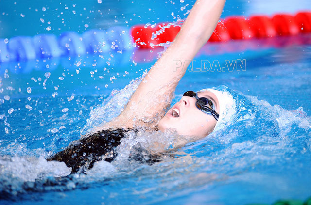 Bơi lội được xem là môn thể thao hoàn hảo để giảm mỡ bụng