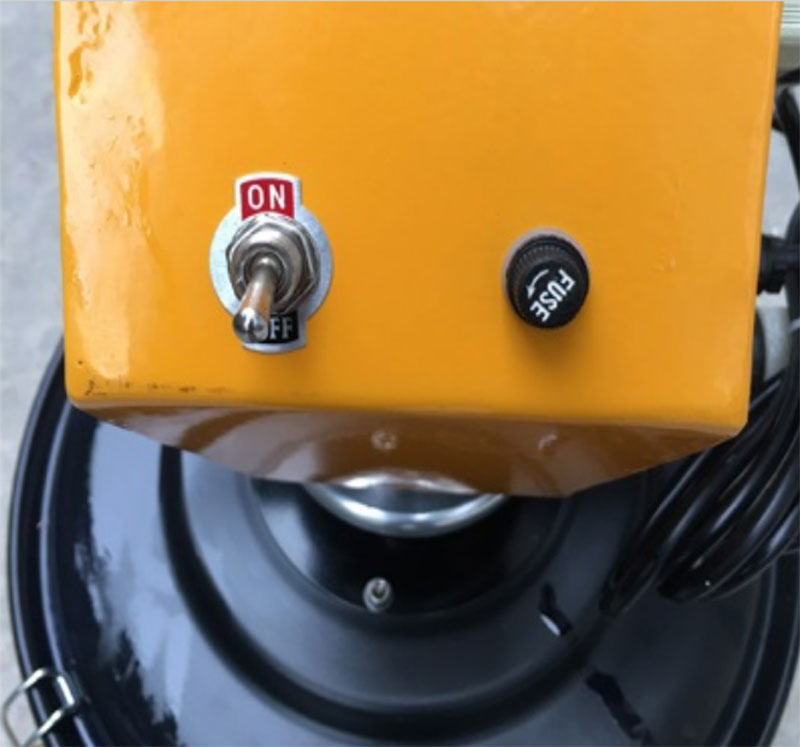 Bật công tắc máy bơm mỡ bằng điện
