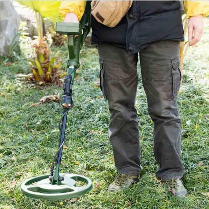 Máy có khả năng dò tìm độ sâu tới 4 mét 